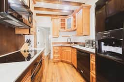 Elegant Forsyth Park Carriage House, Dog-Friendly