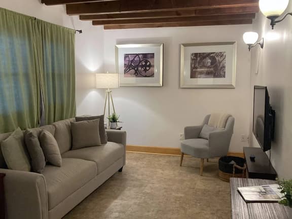 Upscale No-Stairs Carriage House by Forsyth