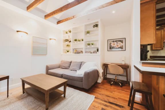 Elegant Forsyth Park Carriage House, Dog-Friendly