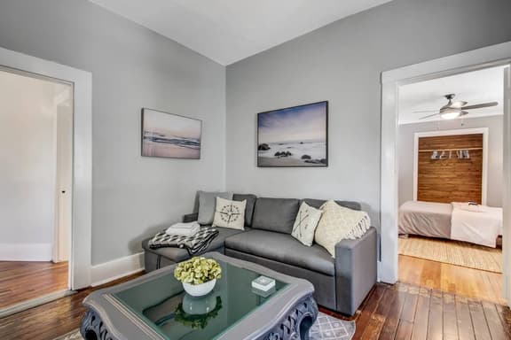 518 E Henry Upper