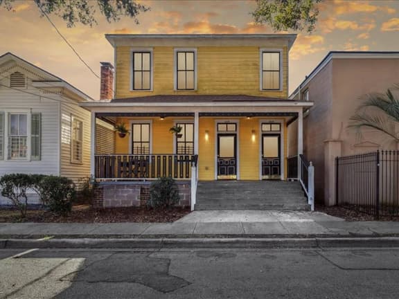 Yellow Pop on Starland | Sleeps 19 | Entire Duplex